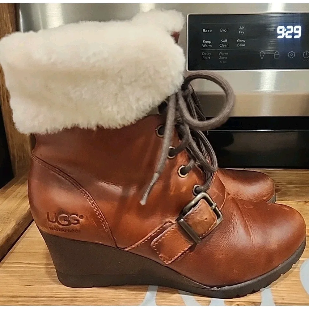 UGG Australia Women's Leather Wedge Shearling Lined Lace-Up Ankle Boot Brown 6‎
